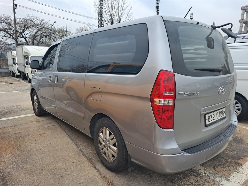 HYUNDAI Starex - Vista 6