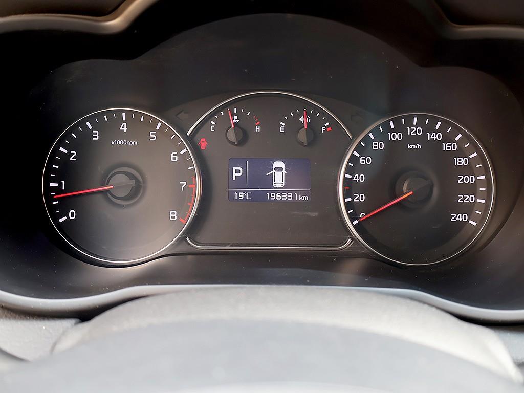 KIA Carens - Vista 11