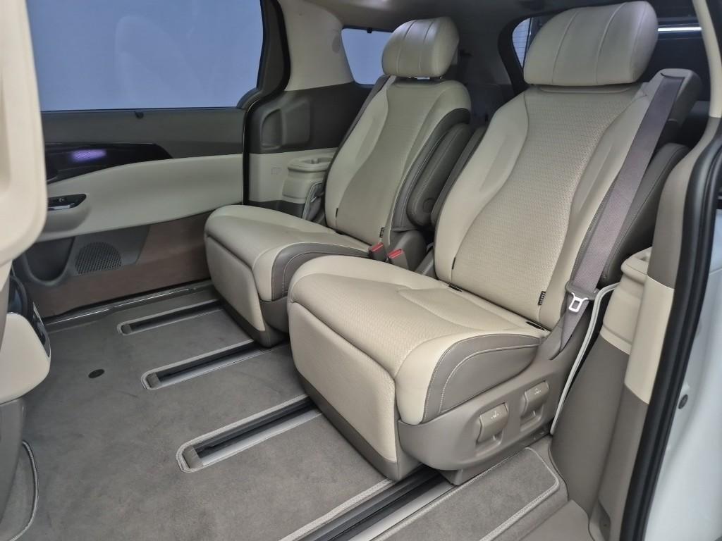 KIA Carnival - Vista 11