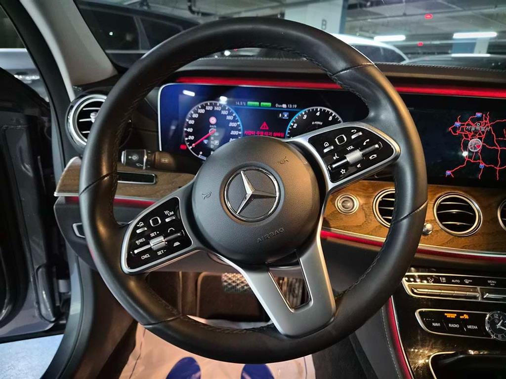Mercedes Benz E class - Vista 8
