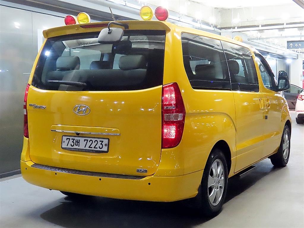 HYUNDAI Starex - Vista 4