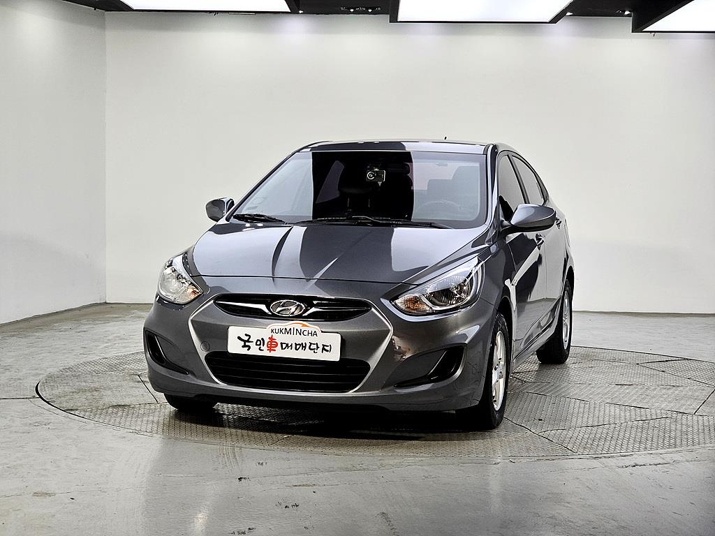 HYUNDAI Accent - Vista 2