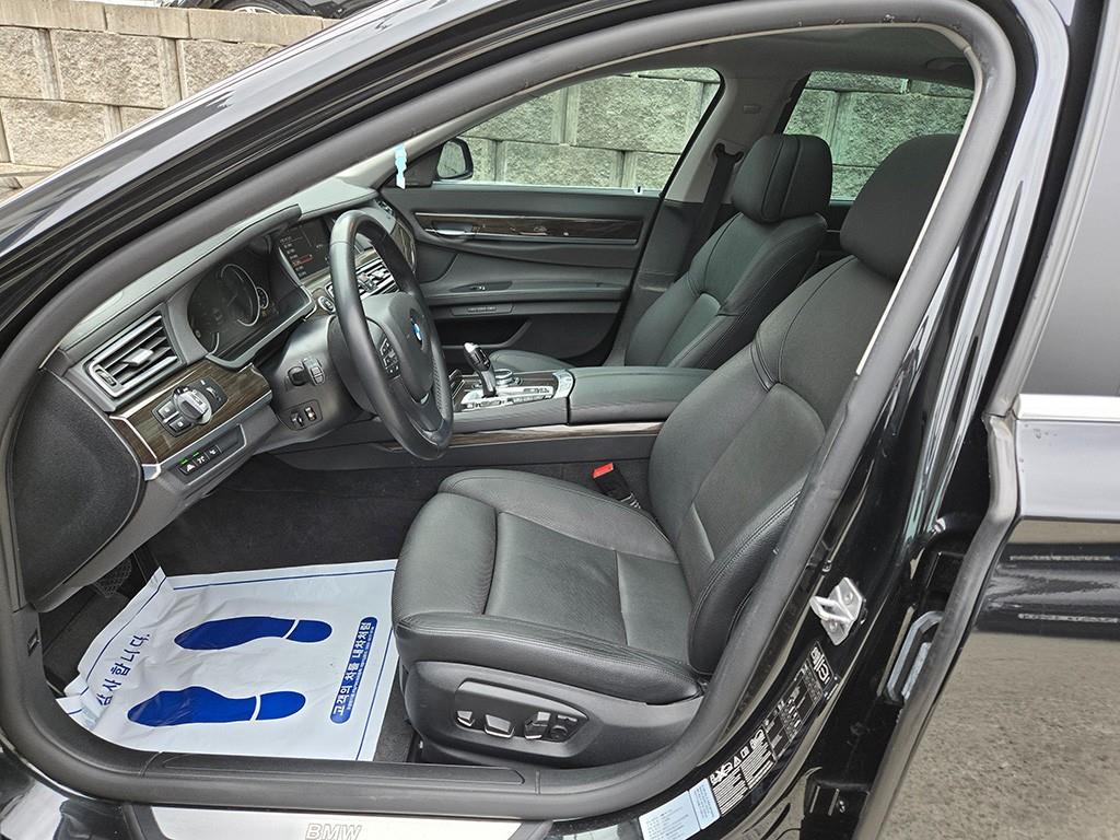 BMW 7 Series - Vista 5