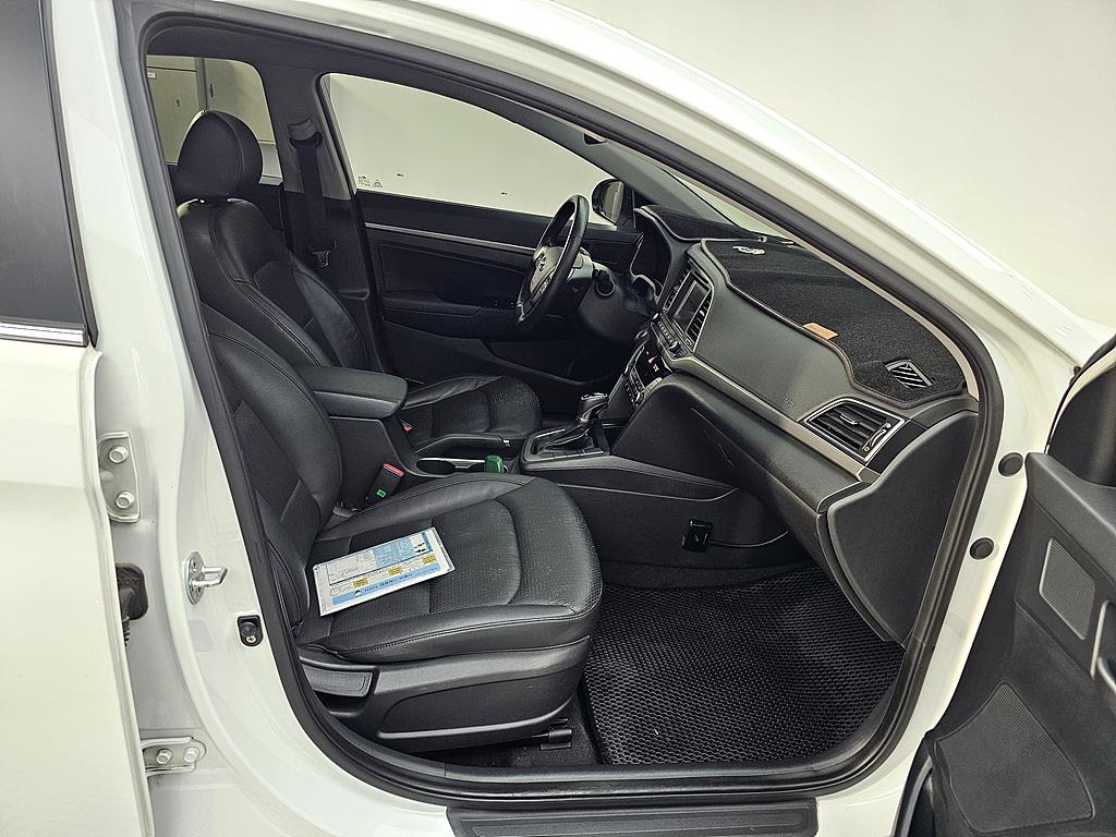 HYUNDAI Avante - Vista 11