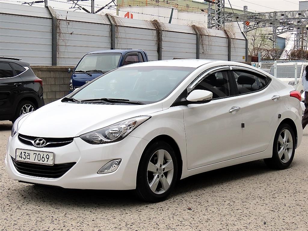 HYUNDAI Avante - Vista 2