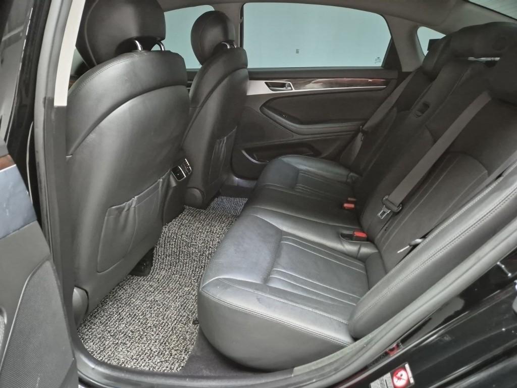 HYUNDAI Genesis - Vista 12