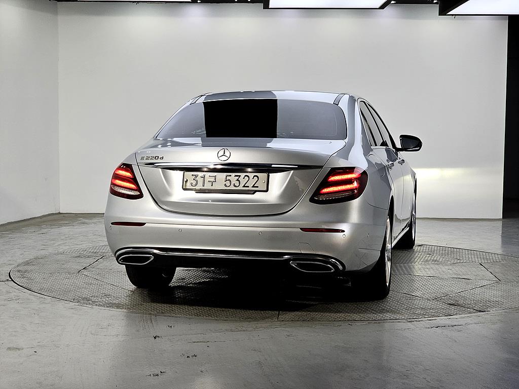 Mercedes Benz E class - Vista 4