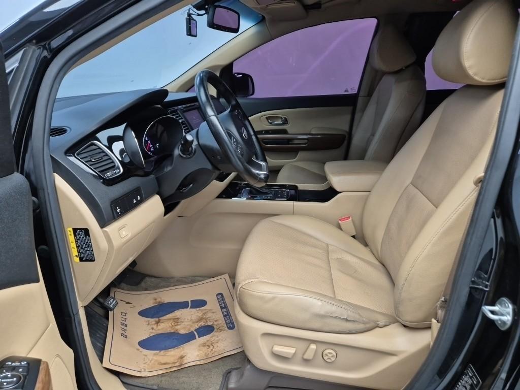 KIA Carnival - Vista 11