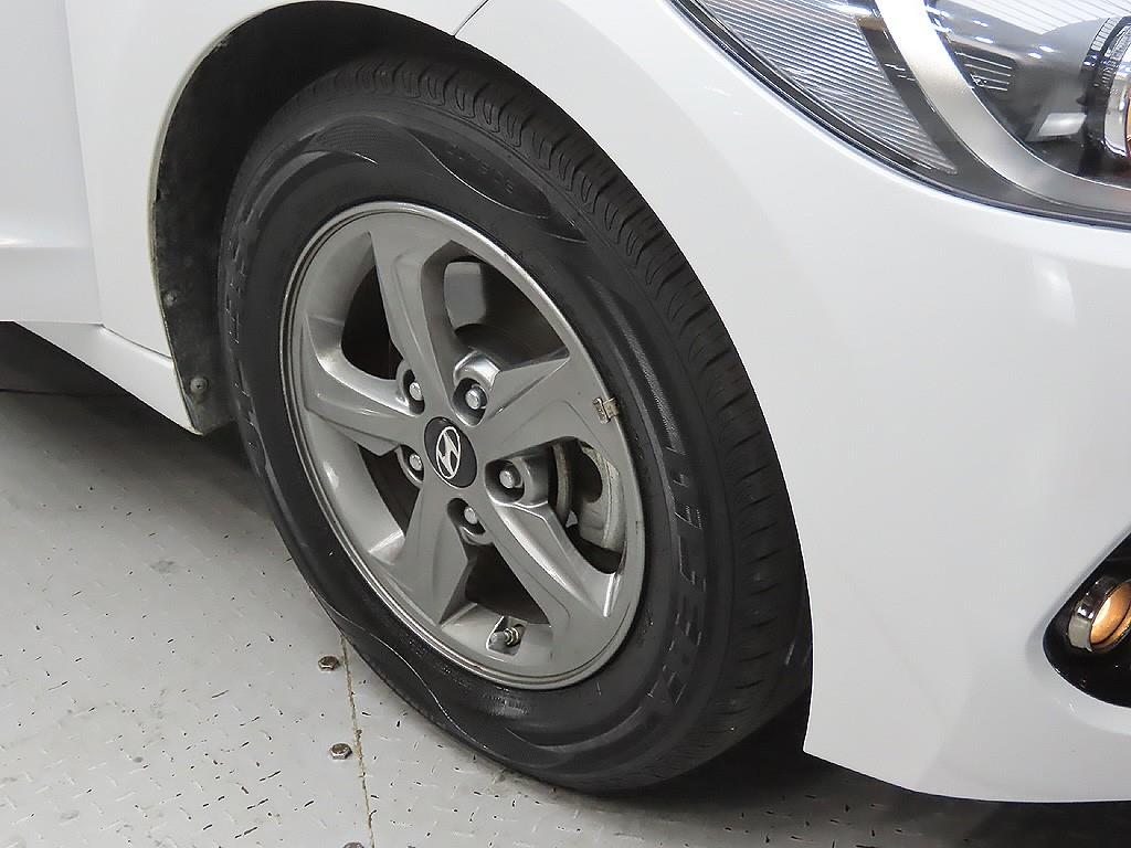 HYUNDAI Avante - Vista 9