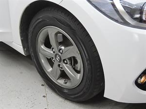 HYUNDAI Avante - Vista 10