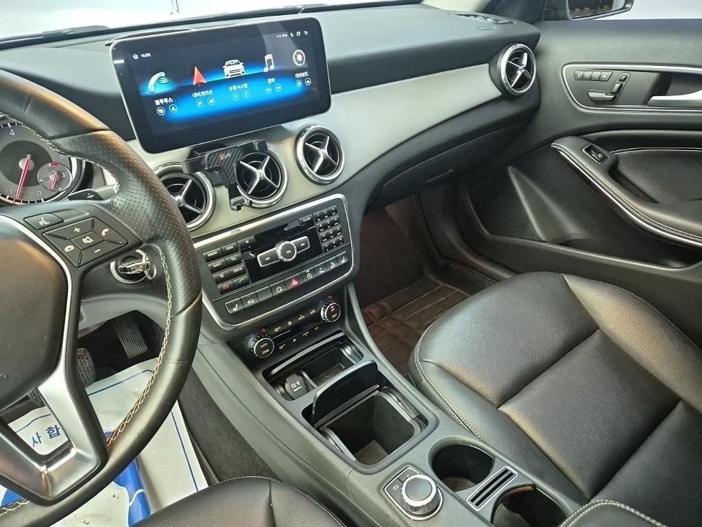 Mercedes Benz GLA Class - Vista 12