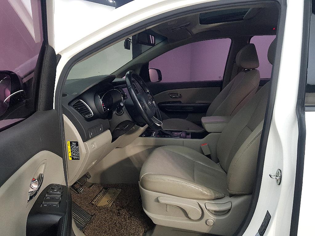 KIA Carnival - Vista 8