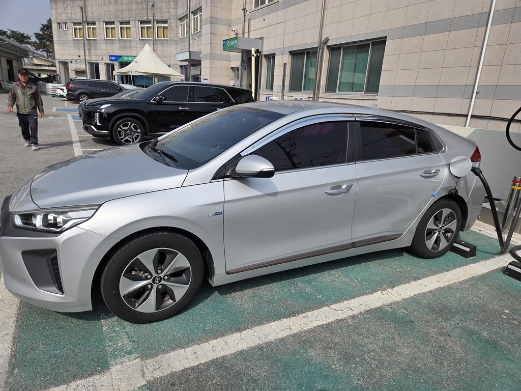 HYUNDAI Ioniq - Vista 4