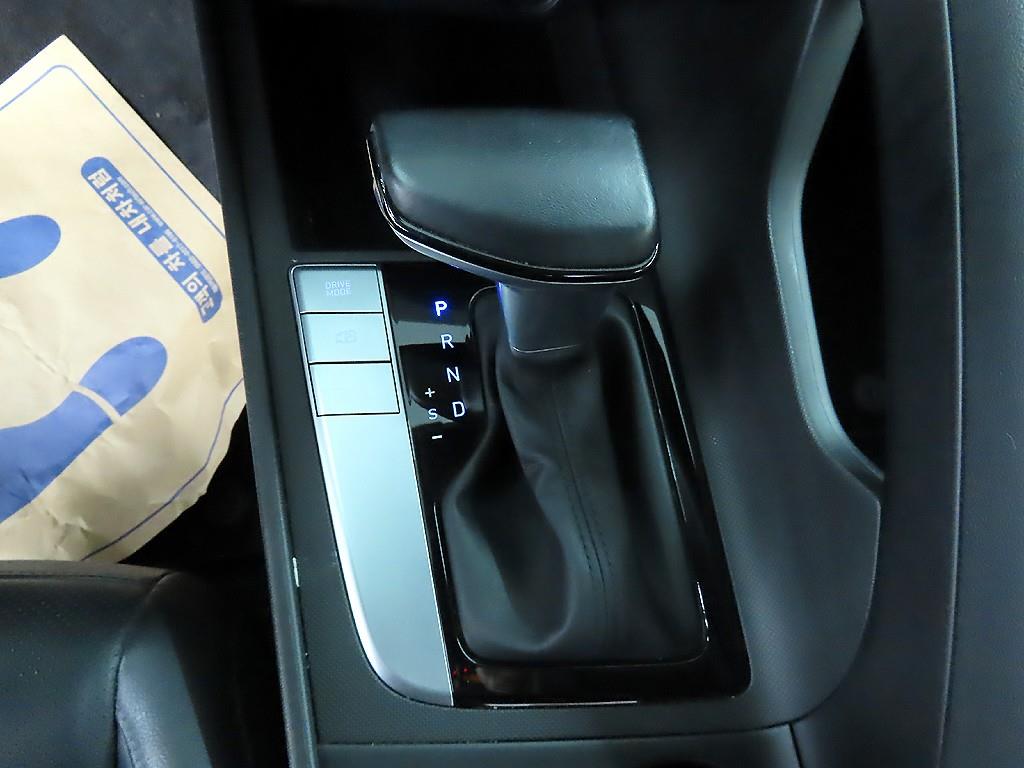 HYUNDAI Avante - Vista 10