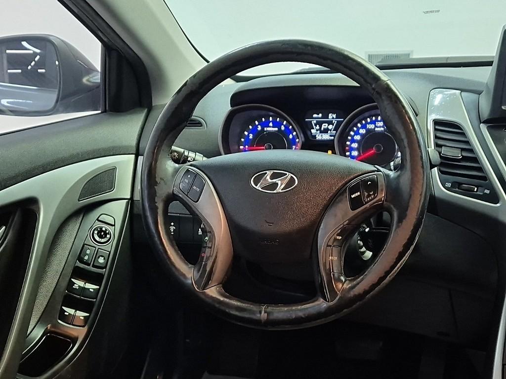 HYUNDAI Avante - Vista 9