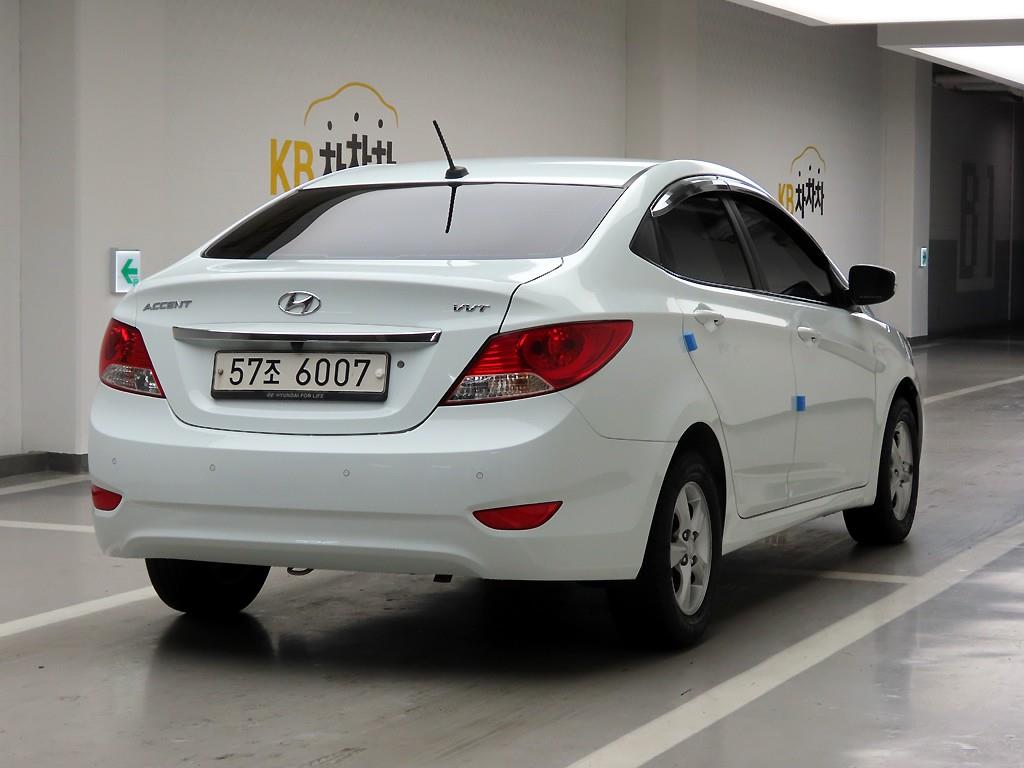 HYUNDAI Accent - Vista 4