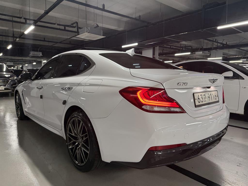 Genesis G70 - Vista 4