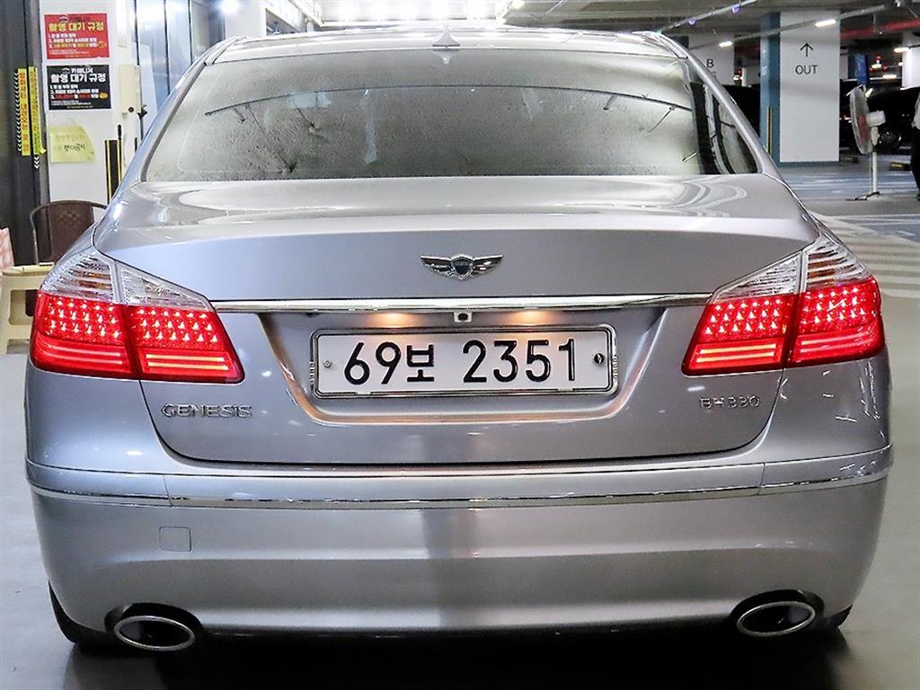 HYUNDAI Genesis - Vista 5