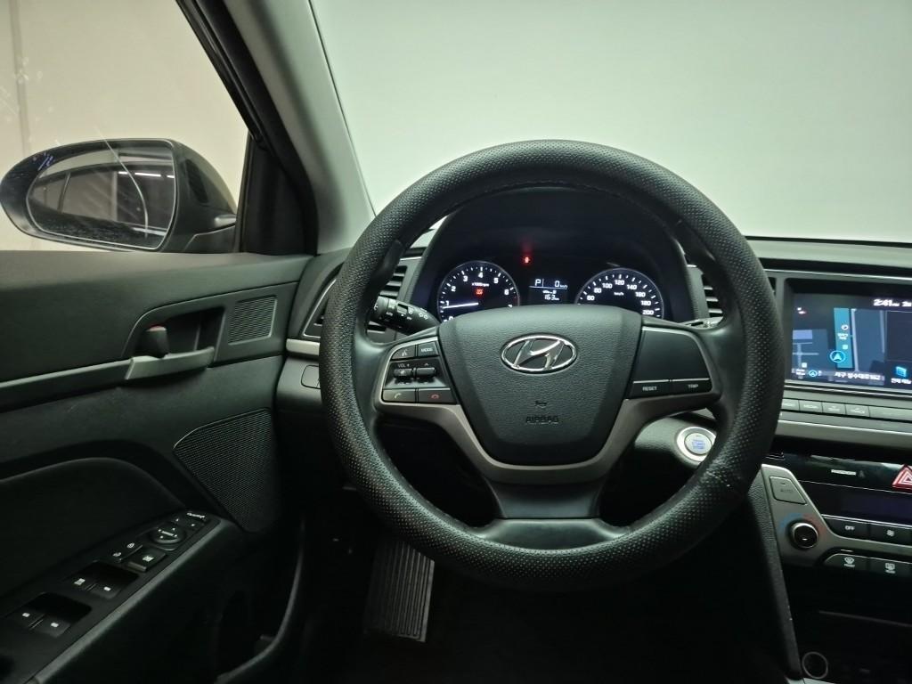 HYUNDAI Avante - Vista 9