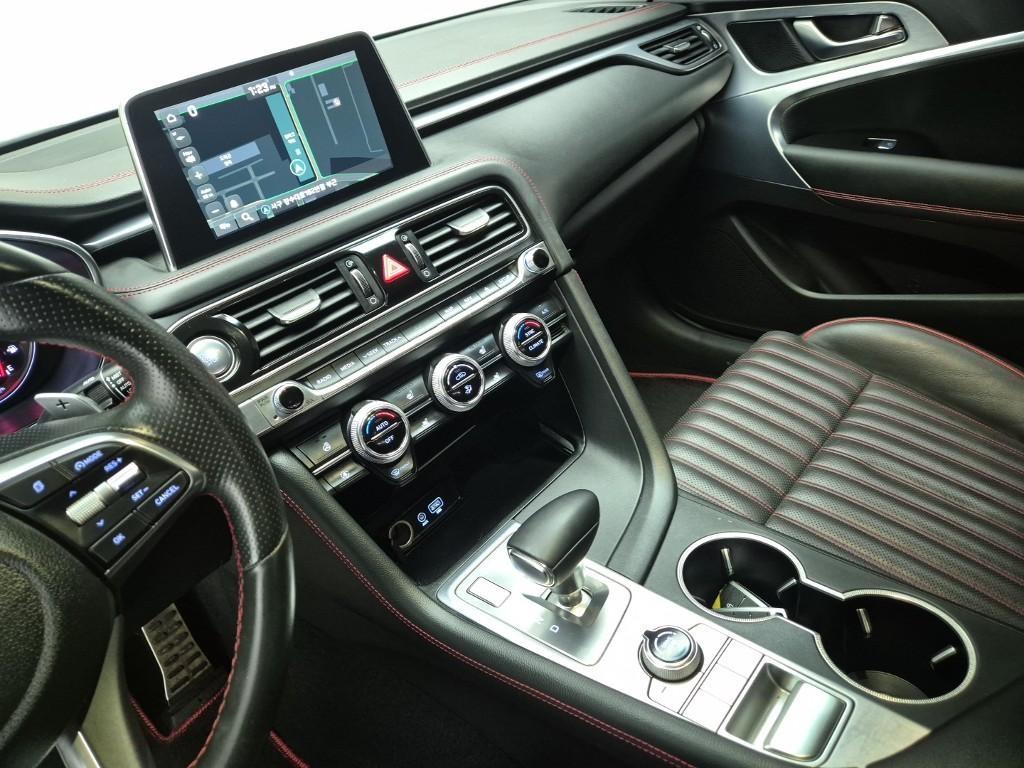 Genesis G70 - Vista 9