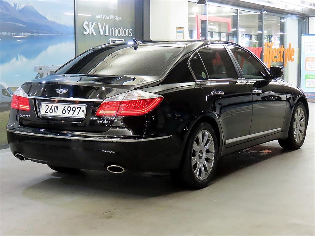 HYUNDAI Genesis - Vista 4