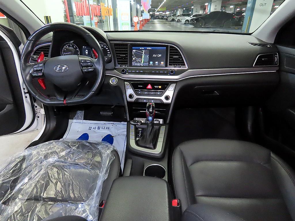 HYUNDAI Avante - Vista 10