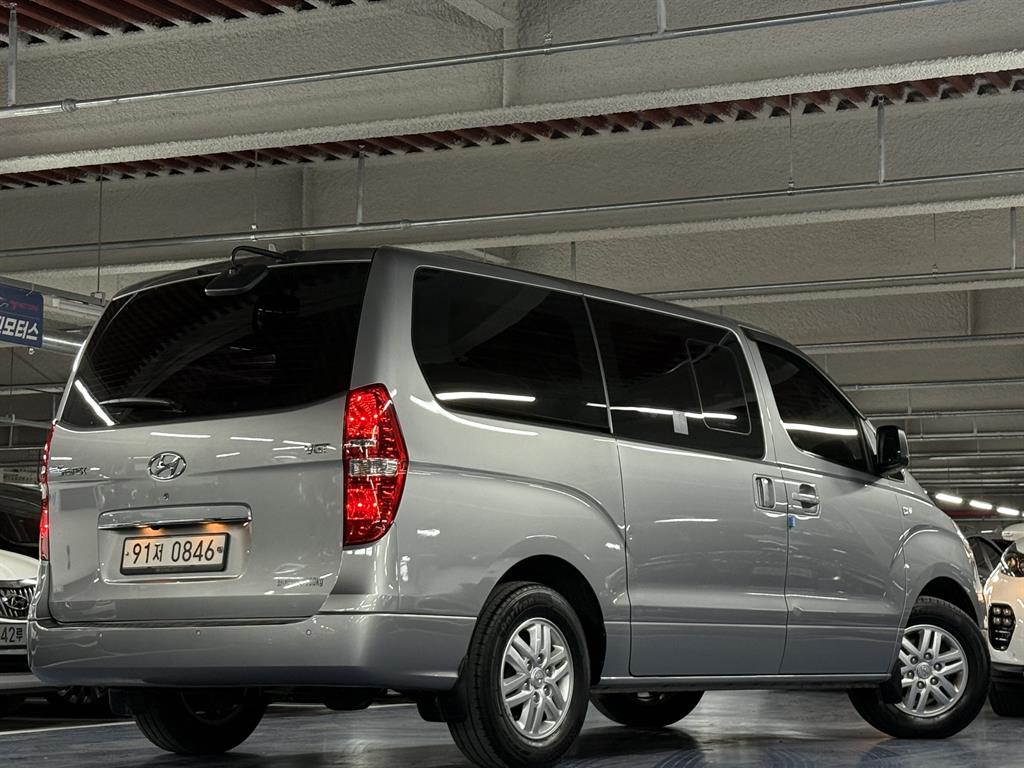 HYUNDAI Starex - Vista 3