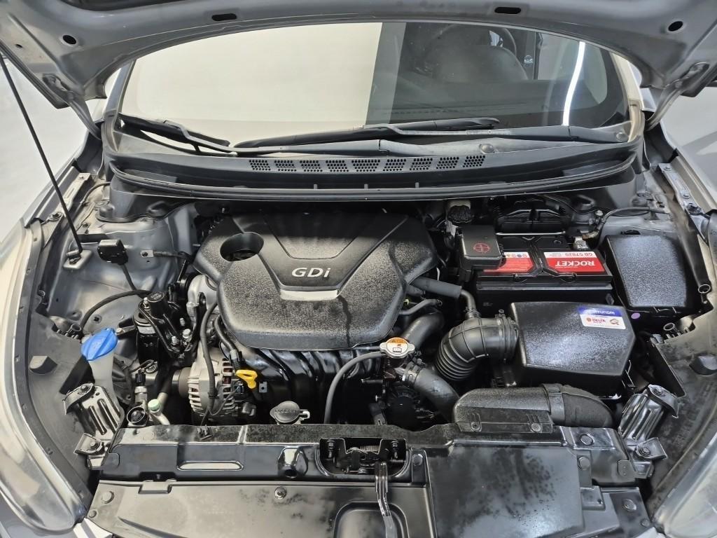 HYUNDAI Avante - Vista 5