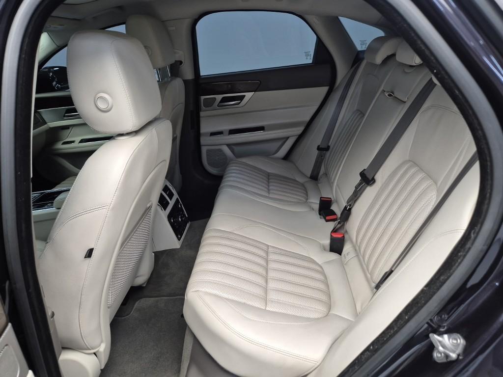 Jaguar XF - Vista 12