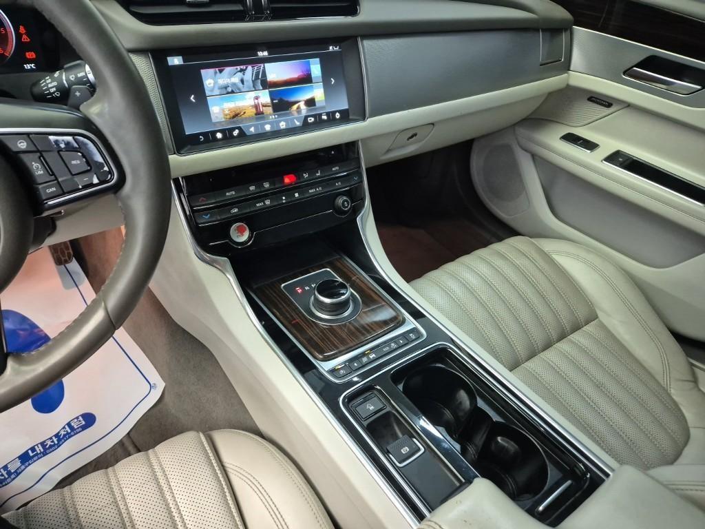 Jaguar XF - Vista 10