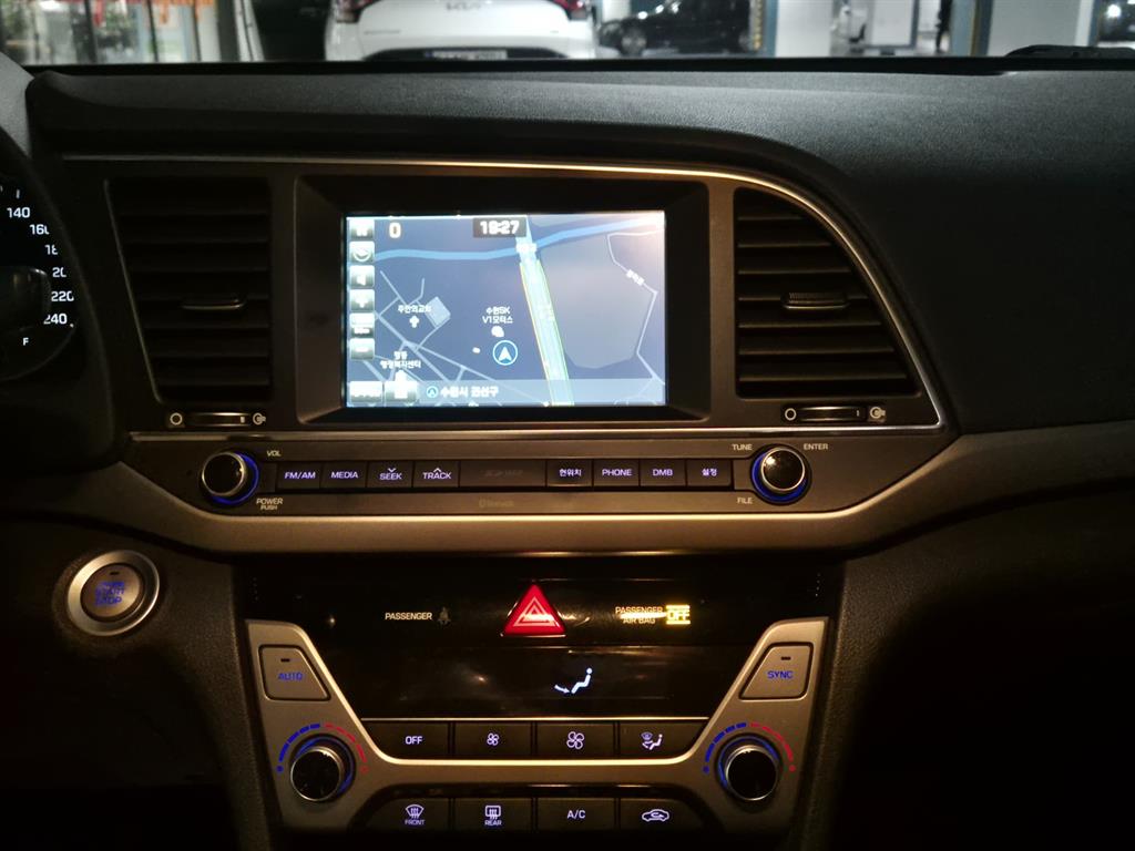 HYUNDAI Avante - Vista 9