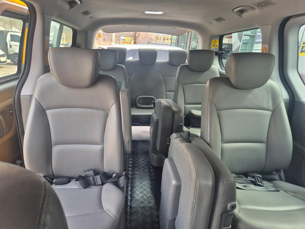 HYUNDAI Starex - Vista 7