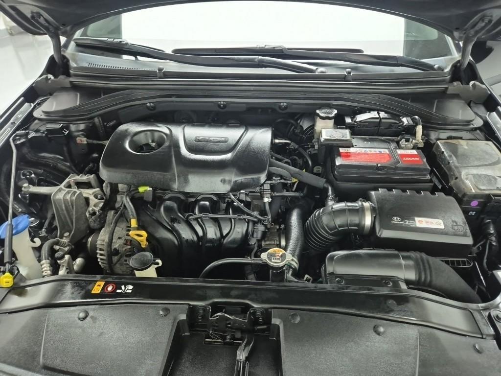 HYUNDAI Avante - Vista 5