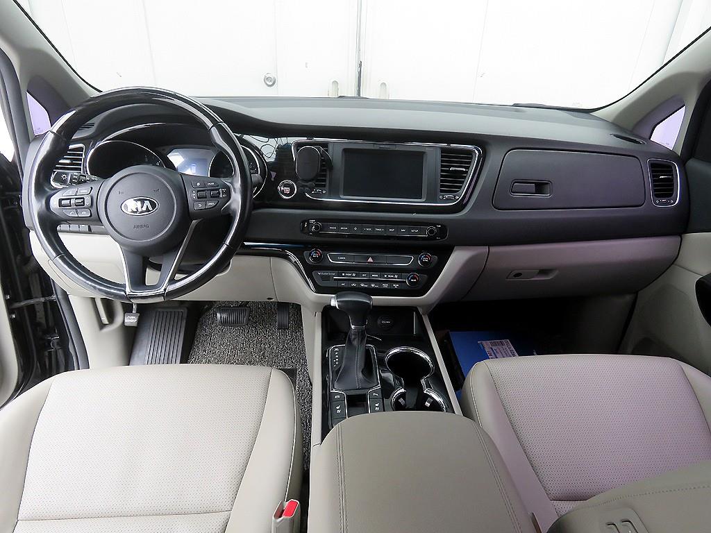 KIA Carnival - Vista 8