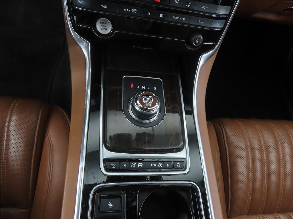 Jaguar XF - Vista 10