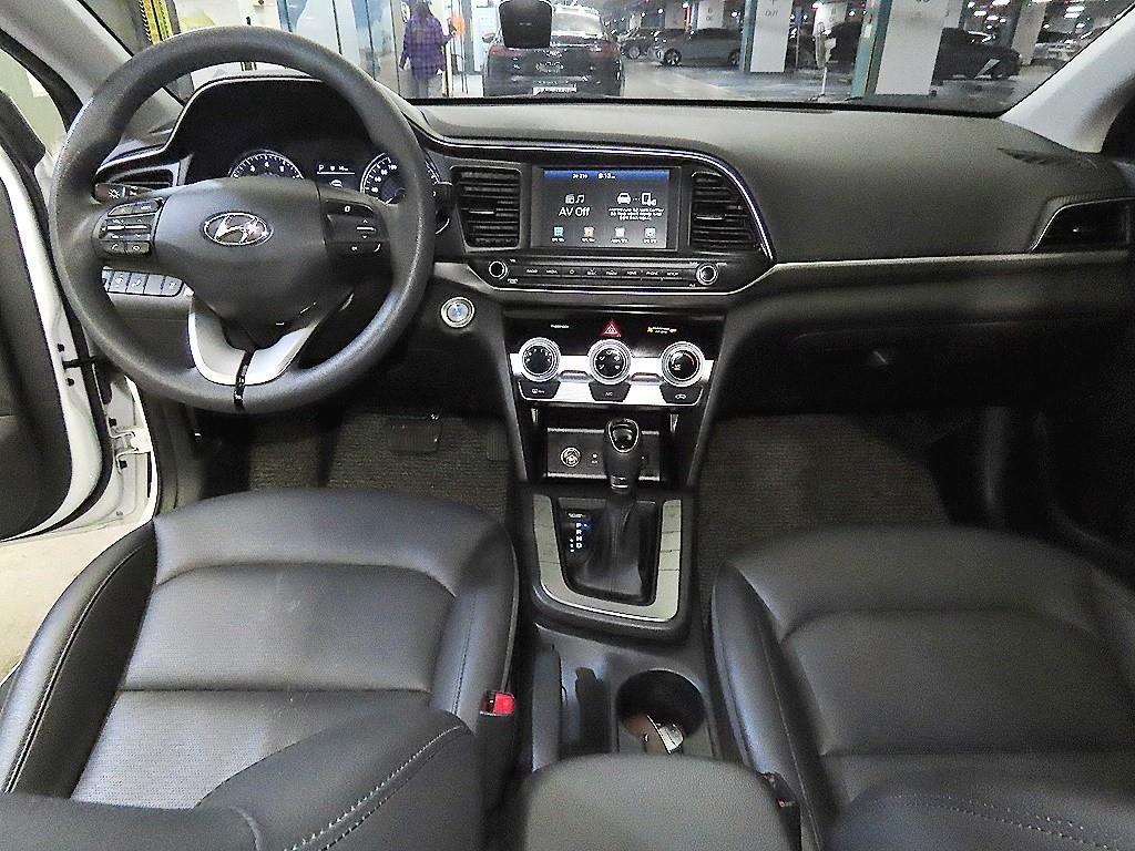 HYUNDAI Avante - Vista 10