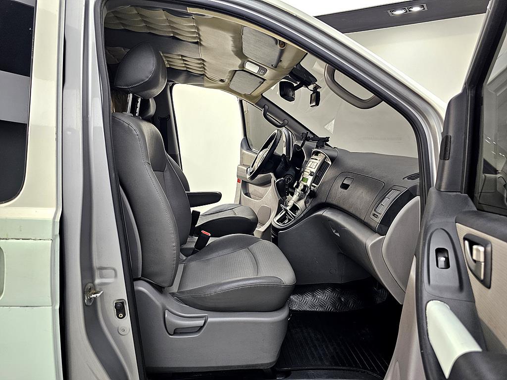 HYUNDAI Starex - Vista 5