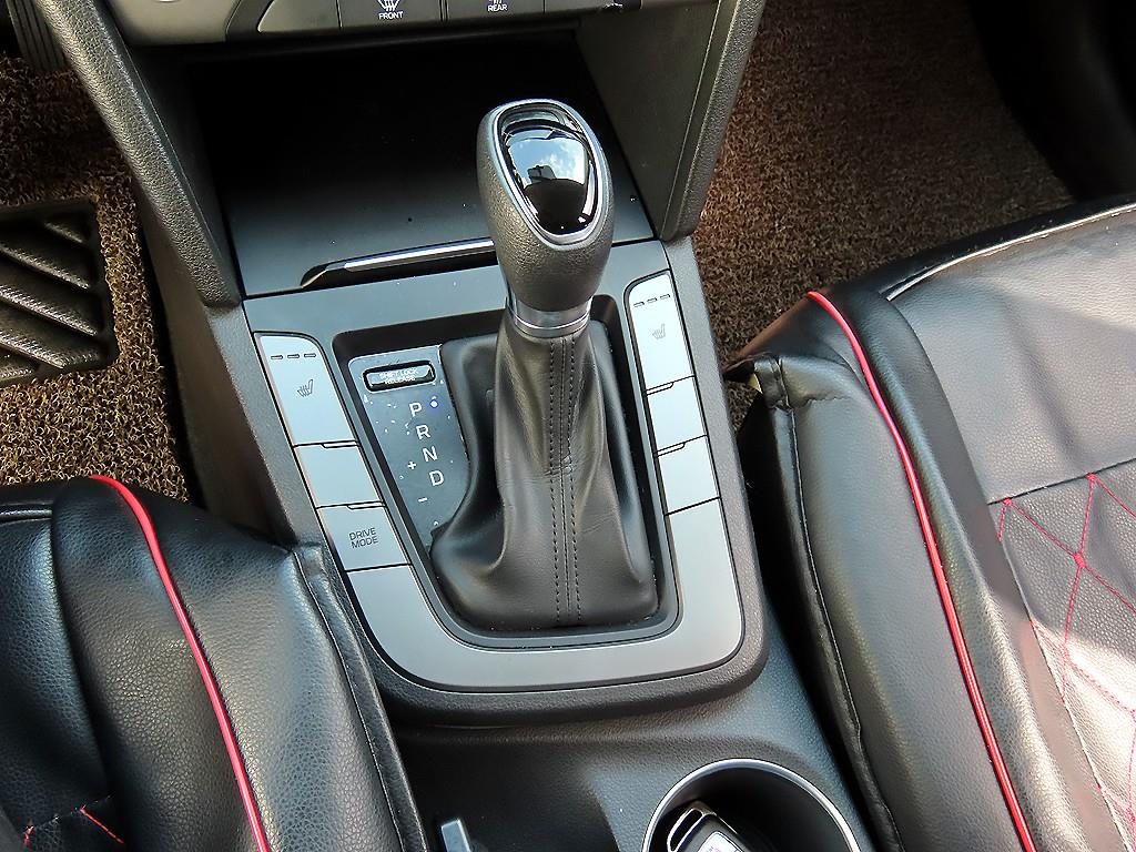 HYUNDAI Avante - Vista 10