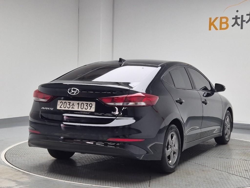 HYUNDAI Avante - Vista 3