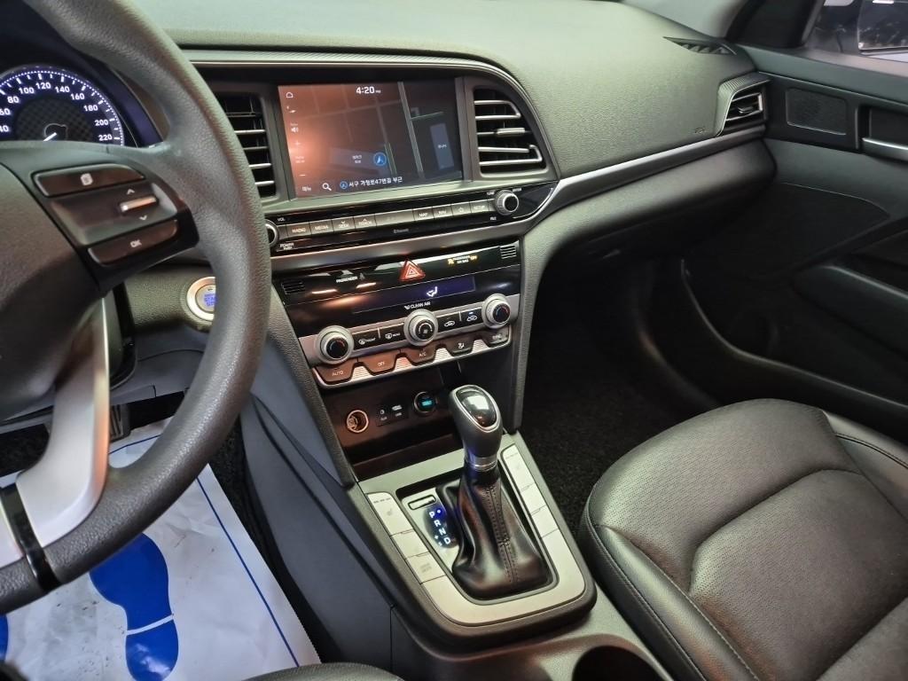 HYUNDAI Avante - Vista 10