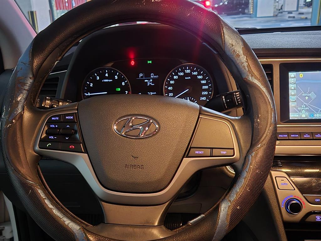 HYUNDAI Avante - Vista 6