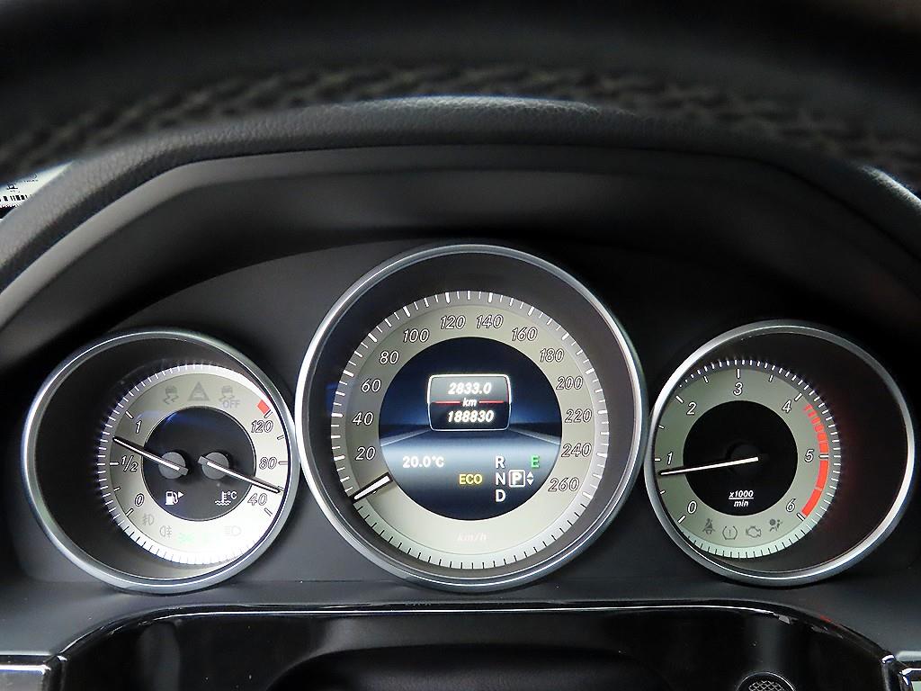 Mercedes Benz E class - Vista 8