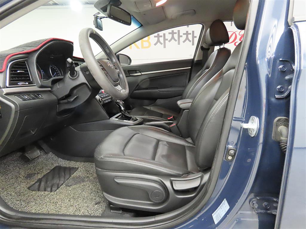 HYUNDAI Avante - Vista 5