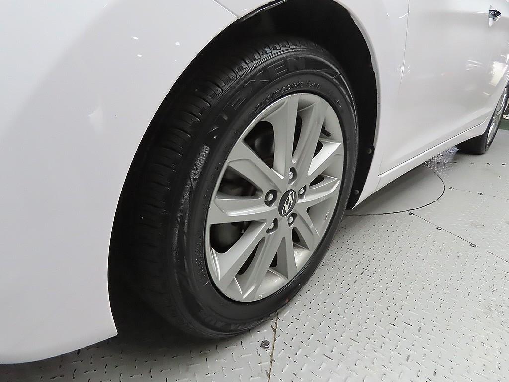 HYUNDAI Avante - Vista 9