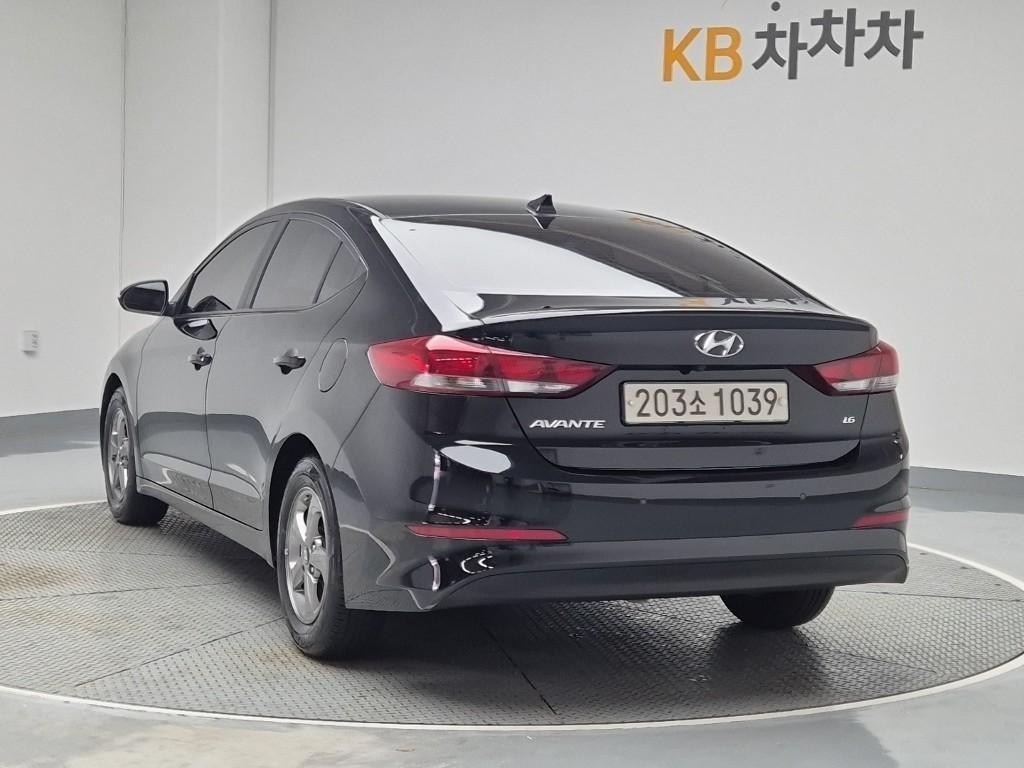 HYUNDAI Avante - Vista 2