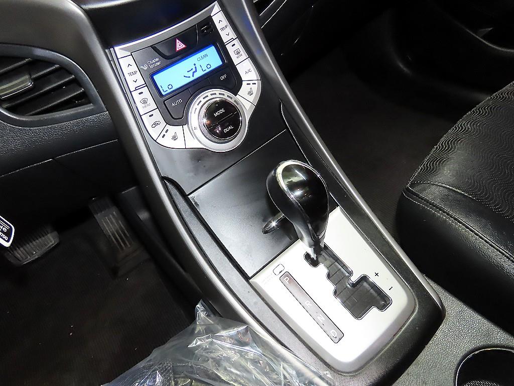 HYUNDAI Avante - Vista 12