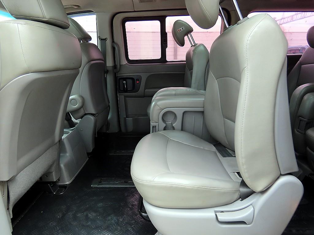 HYUNDAI Starex - Vista 6