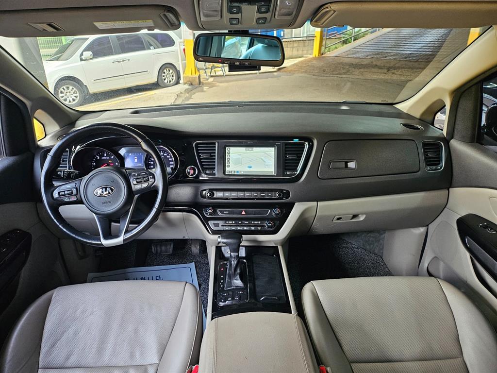 KIA Carnival - Vista 12