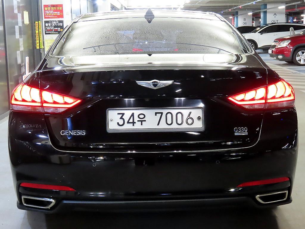 HYUNDAI Genesis - Vista 5