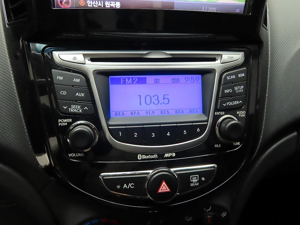 HYUNDAI Accent - Vista 9